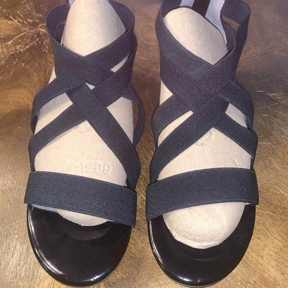 Me Too "Gia"  Black Strappy Gladiator Sandals 7.5 Wedge Faux Patent Leather